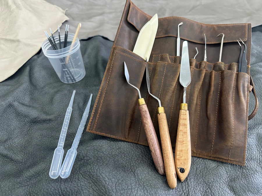 Werkzeugset fuer Lederreparatur in Lederrolle