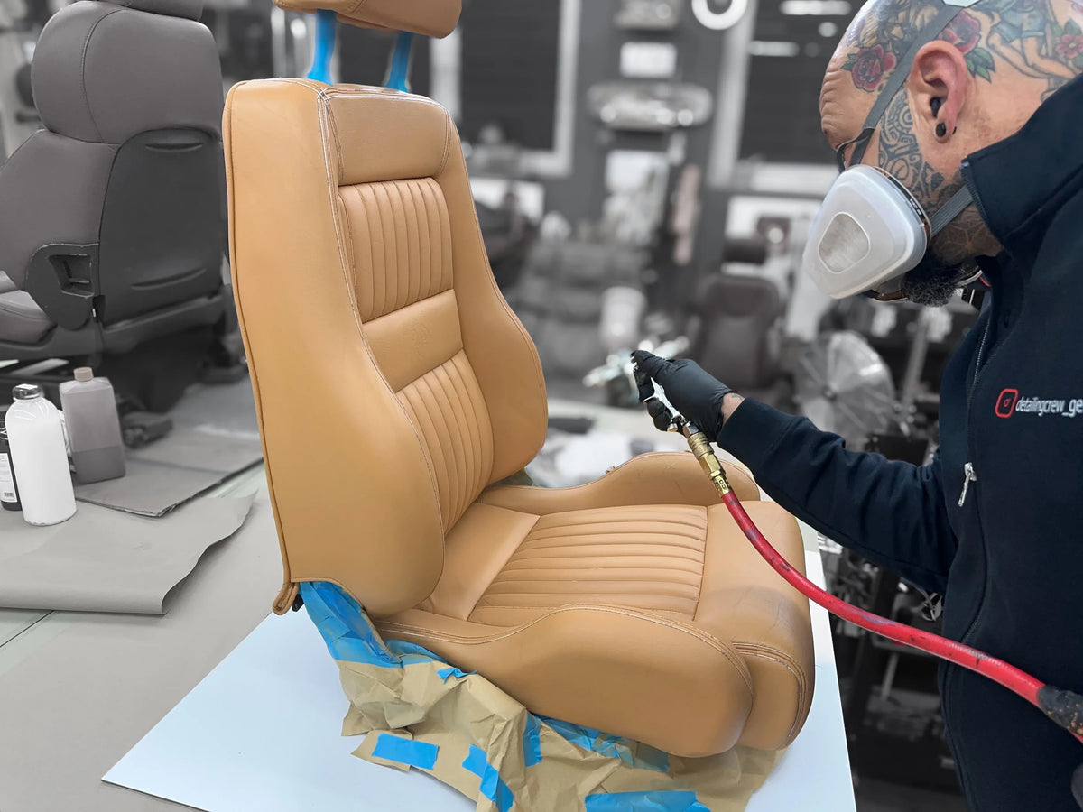 Detailing Crew Werkstatt: Ledersitz wird mit Lederfarbe neu gefärbt