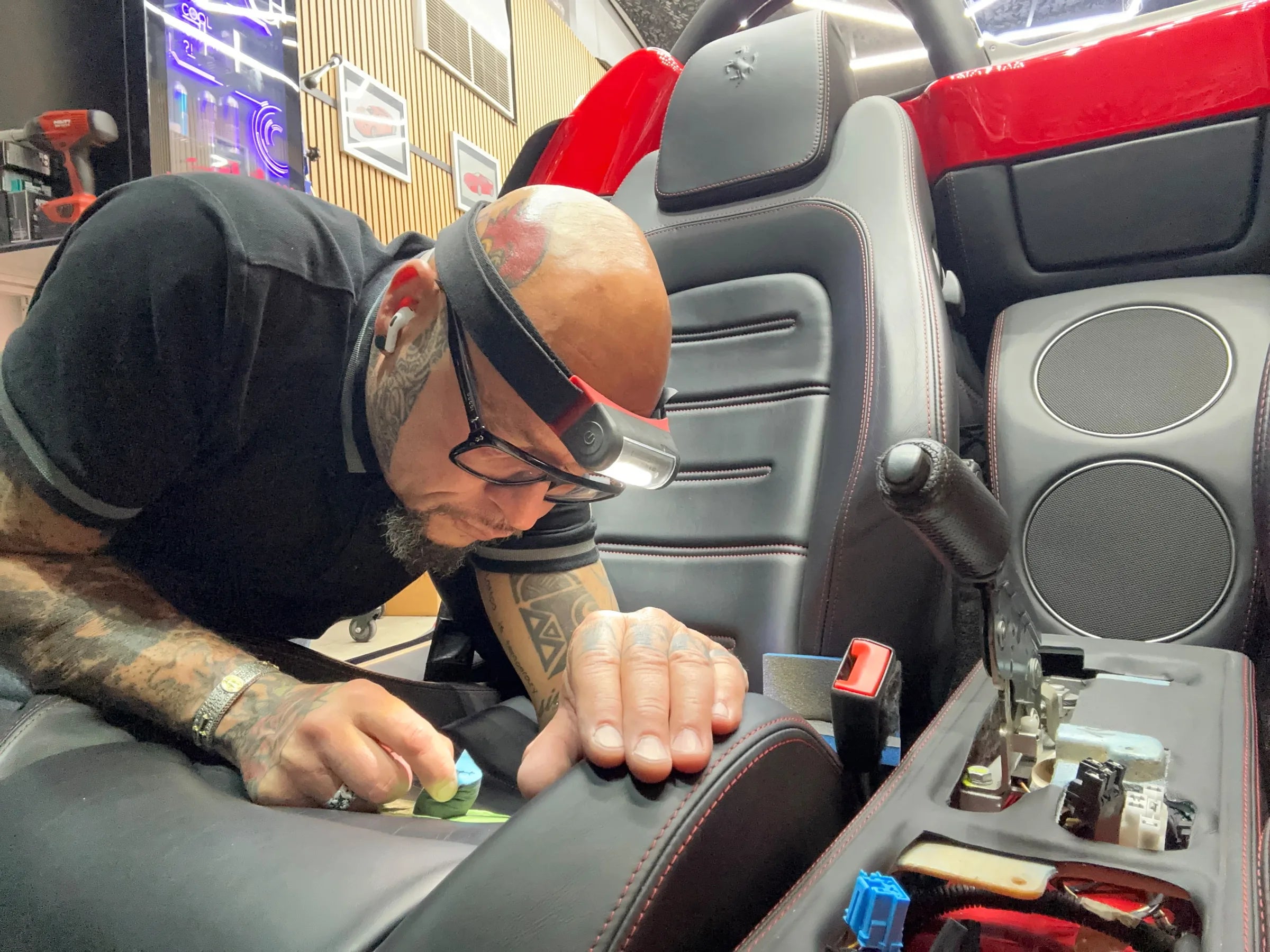 Lederreparatur am Ferrari-Interieur bei der Detailing Crew